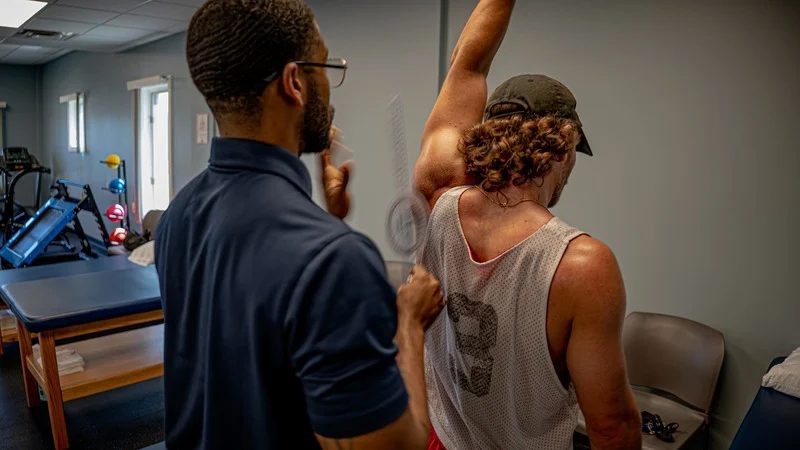 limitless-physical-therapy-shoulder-assessment-therapist-and-athlete